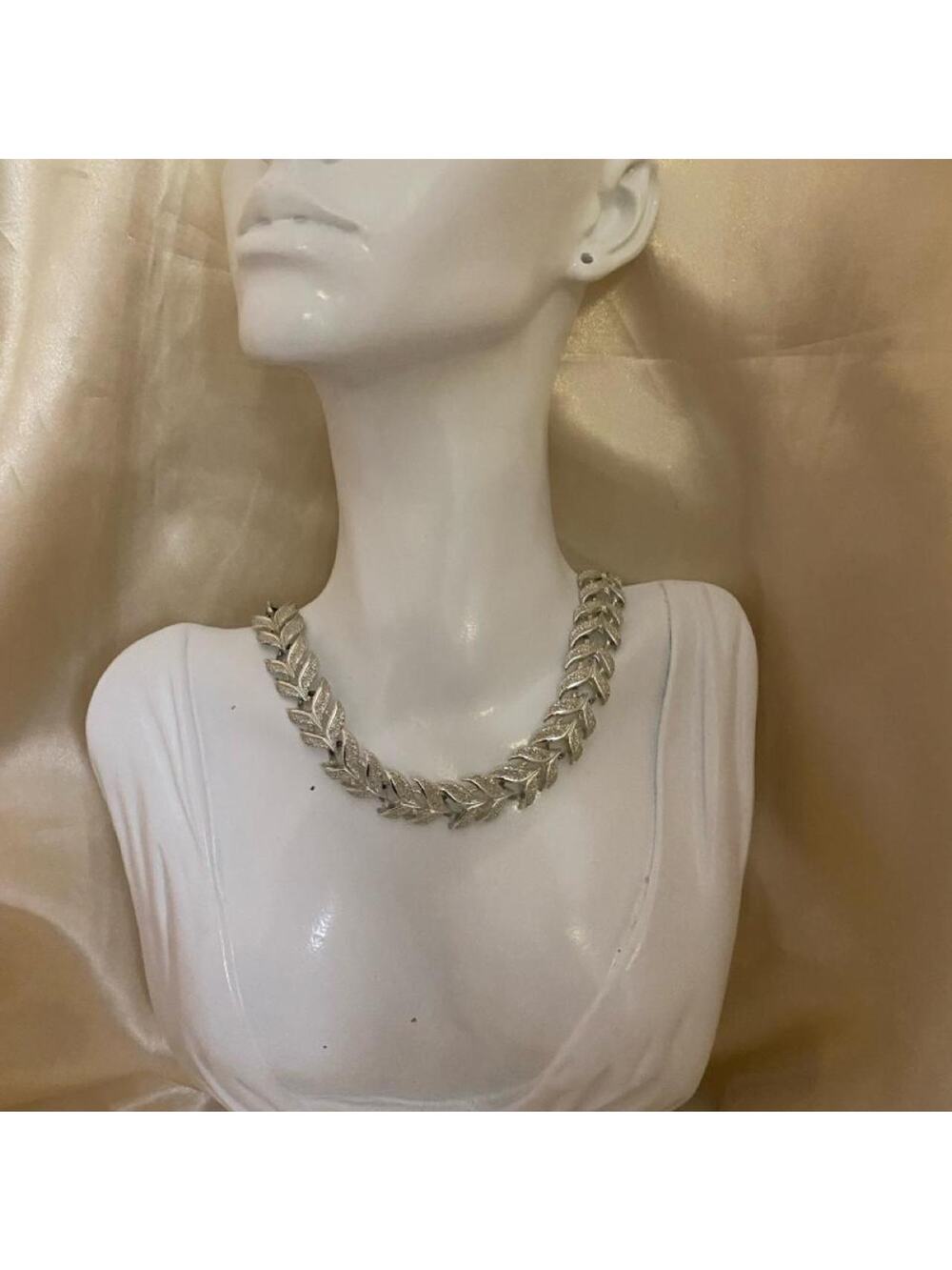 Vintage Silver Tone Leaf Necklace Textured Laurel Statement Choker